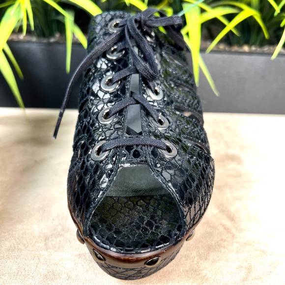 New w/o box: Stuart Weiztman Black Platform Sandals in 9 *RARE* style very chic - Picture 3 of 11